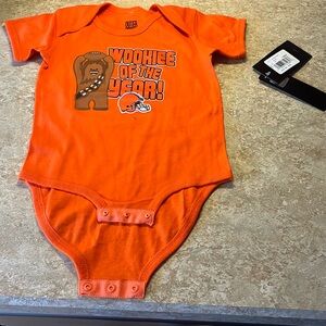 NFL TEAM -STAR WARS CLEVELAND BROWNS ONSIE 24M